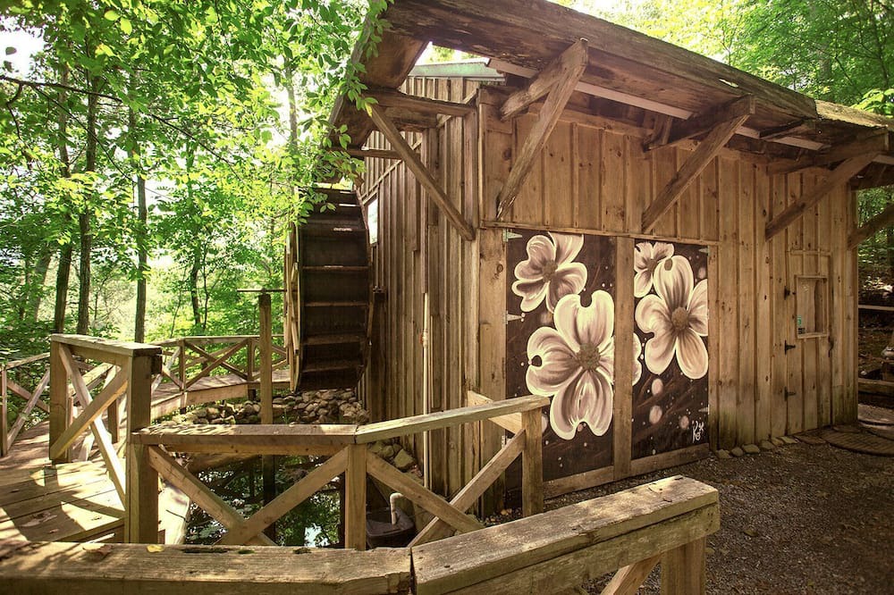 Greeneville Cabin | Luxury Cabin for Two with Beautiful River Views near Knoxville