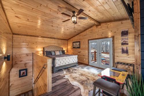 Sevierville House | Luxury Cabin with Hot Tub and Resort Access