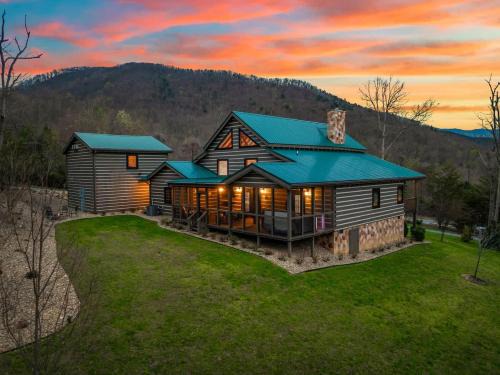 Newport House | Luxury Chalet with Private Suite Secluded and HotTub