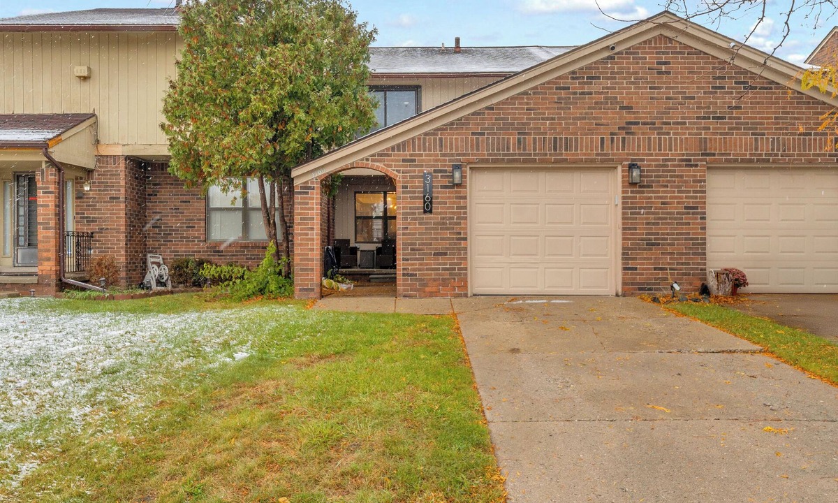Detroit House | Luxury Cityside Retreat 5 minutes from Downtown Detroit Attached Garage