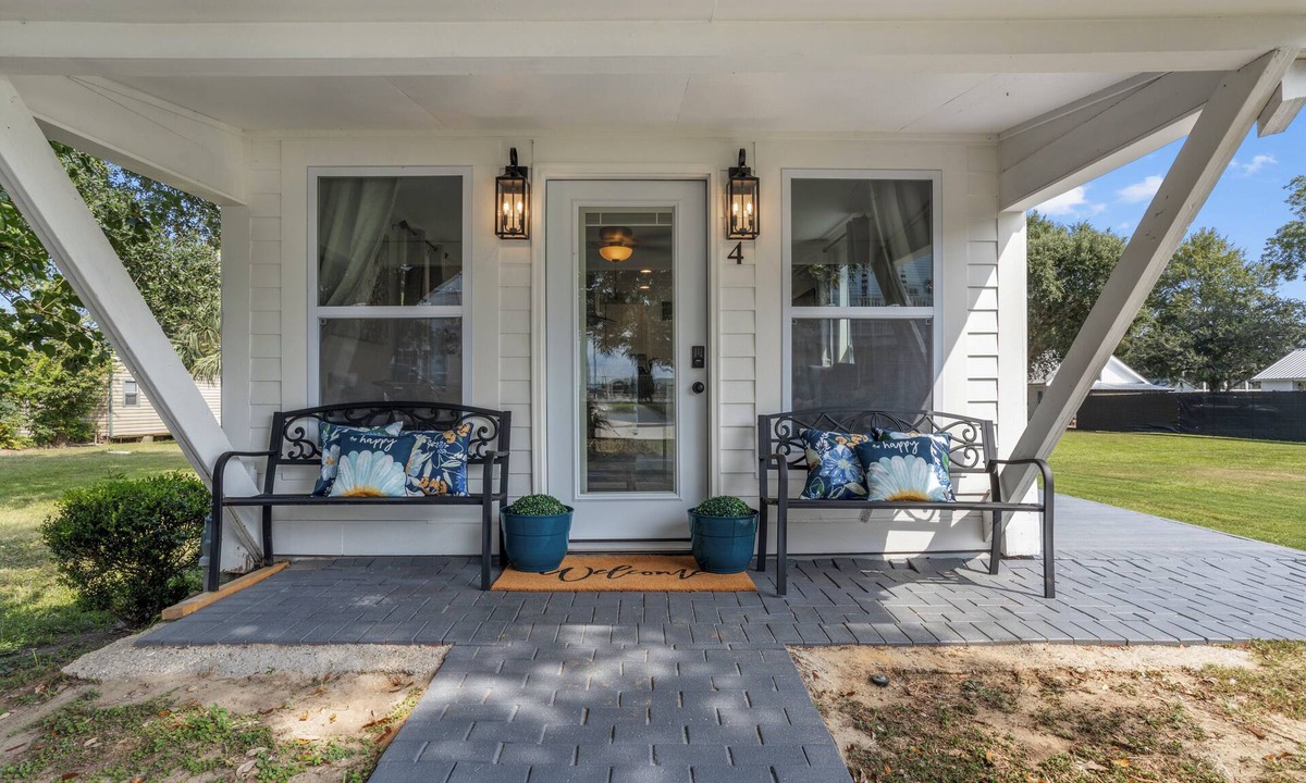 Pass Christian Cottage | Luxury Cottage Directly Across From the Beach Hot Tub Center of Downtown-Private