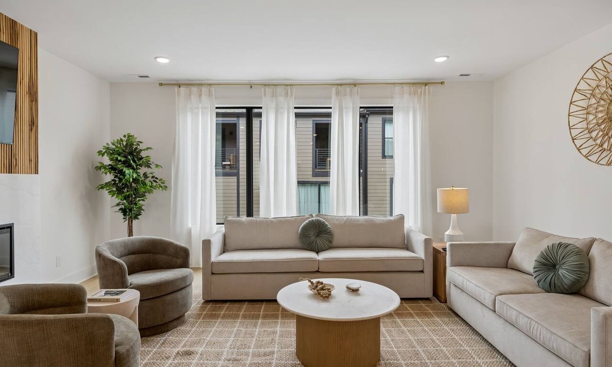 Hurwood Heights Condo | Luxury home with rooftop hot tub & panoramic views