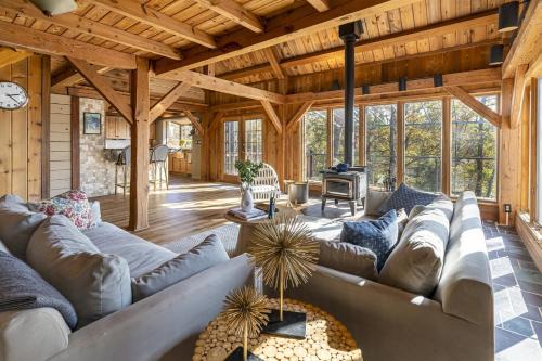 Goreville House | Luxury Lake House w Dock & Game Room