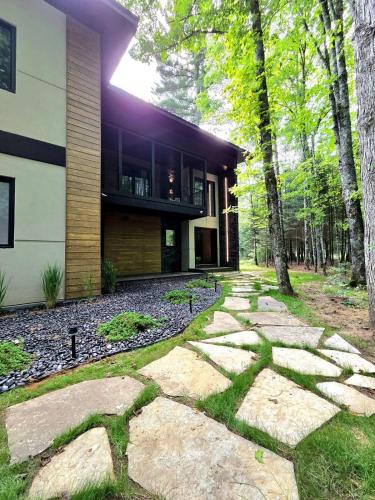 Eagle River House | Luxury Lakefront 4 BDR, 10 Beds, 4 Bath