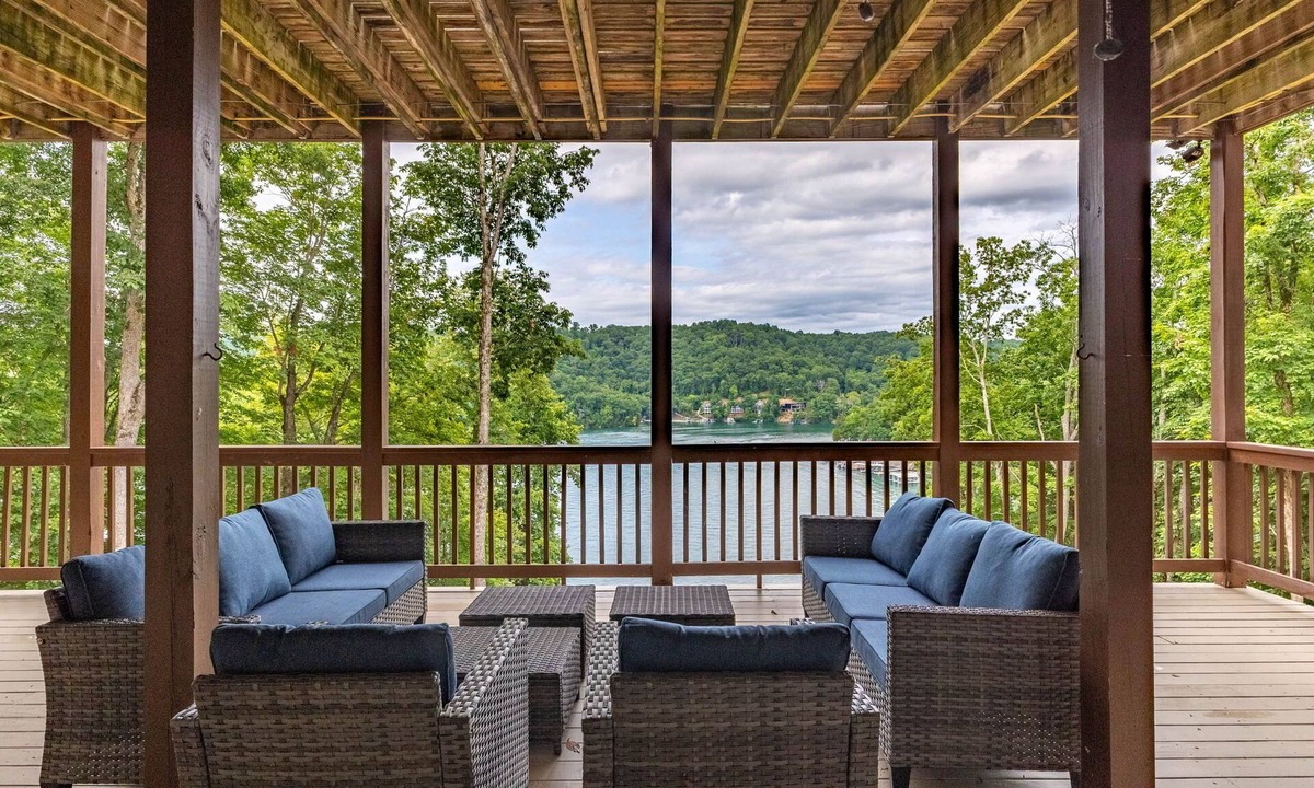 Jacksboro House | Luxury Lakefront 6BR Mountain Retreat - Double Decker Dock + Tram