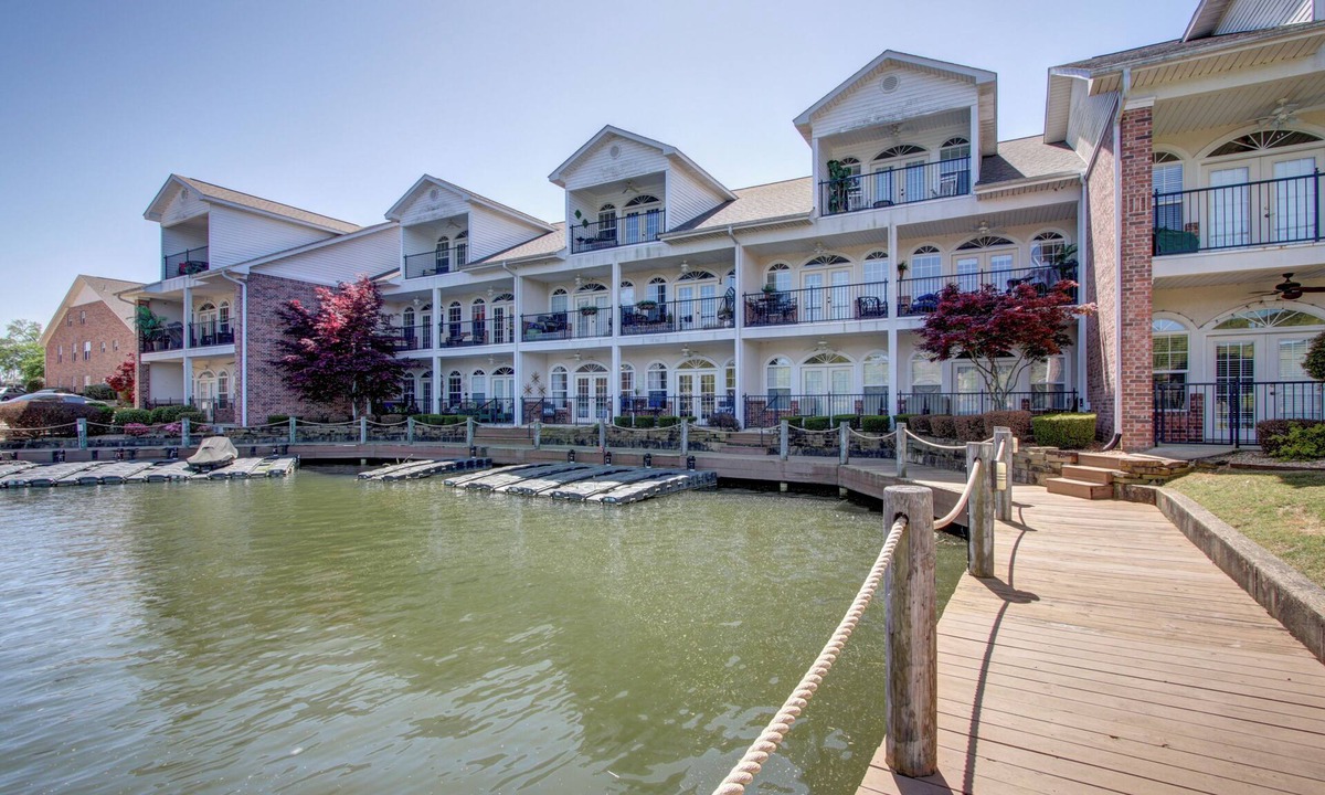 Hot Springs Condo | Luxury LAKEFRONT Condo with Boat Slip and 1-Car Garage! Min 30 Day Rental
