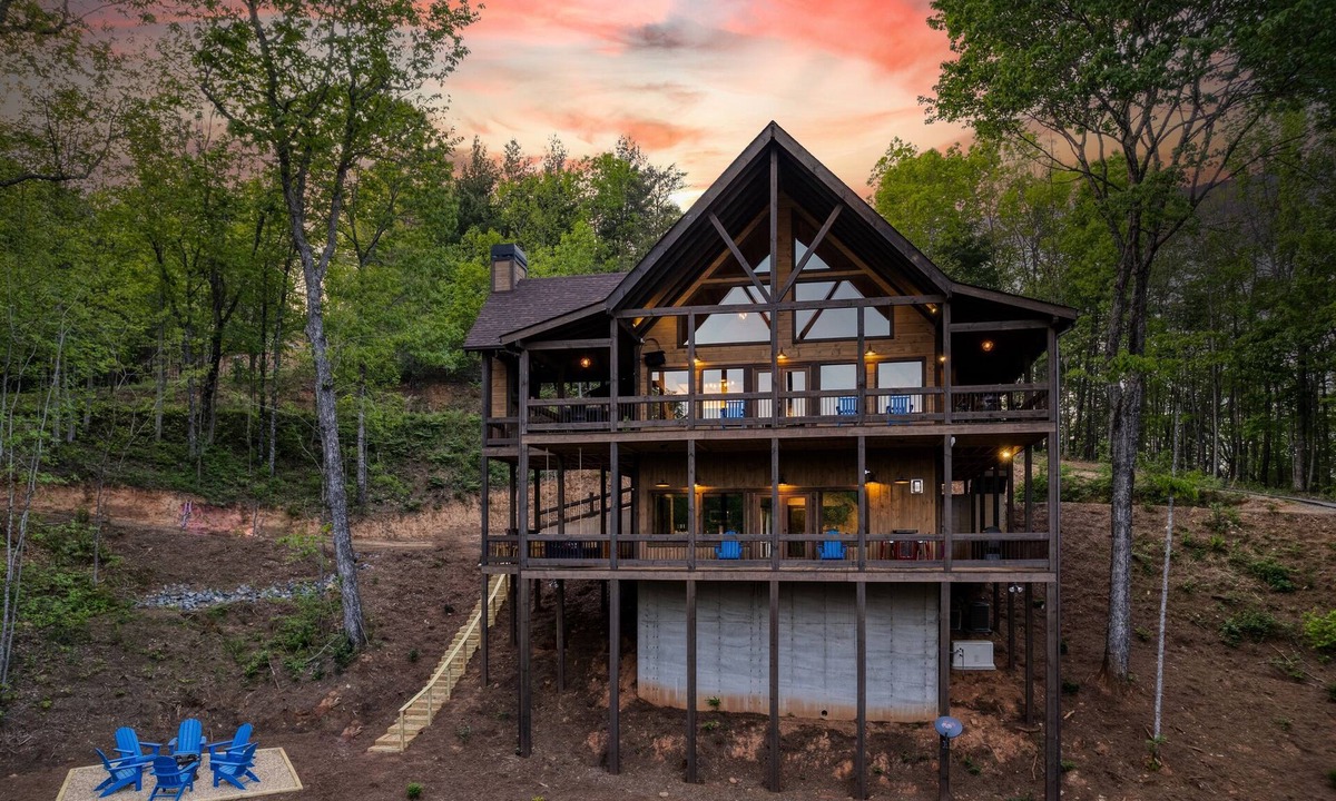 Epworth Cabin | Luxury Mountain Cabin for Families & Groups | 4 King Bedrooms + Hot Tub