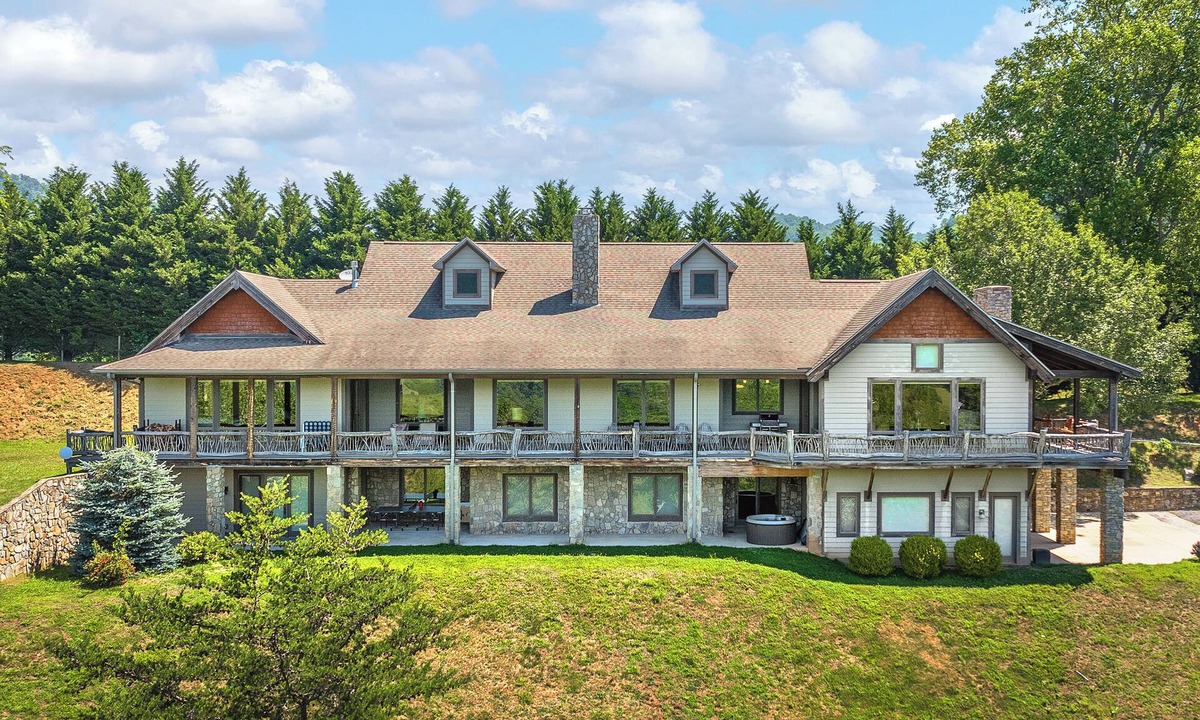 Clyde House | Luxury Mountain Lodge Hot Tub Panoramic Views Sleeps Large Groups