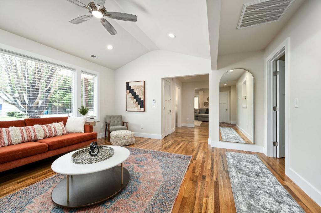 Alexander House | Luxury mountain oasis, hot tub & 15 mins to DT AVL