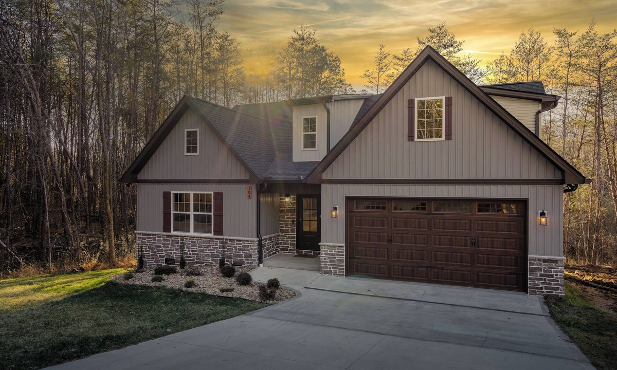 Loudon House | Luxury Retreat, Sauna, Hotub, Firepit, Pingpong, Poker