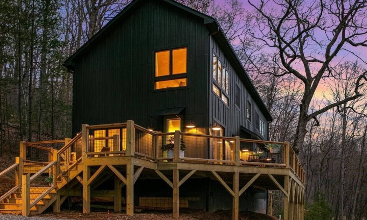 Waynesville Cabin | LUXURY~Views~3 KING Suites~Modern~Minimalist~HOT TUB~Close to Downtown