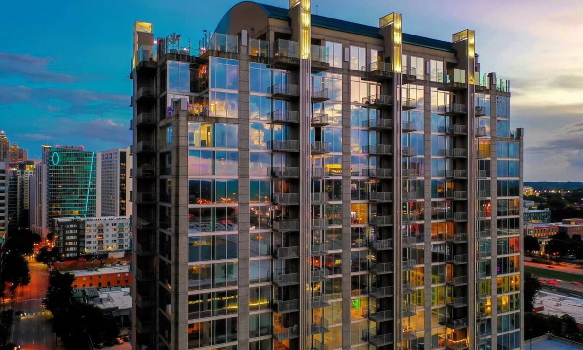 Midtown Apartment | Luxury Views From the Sky