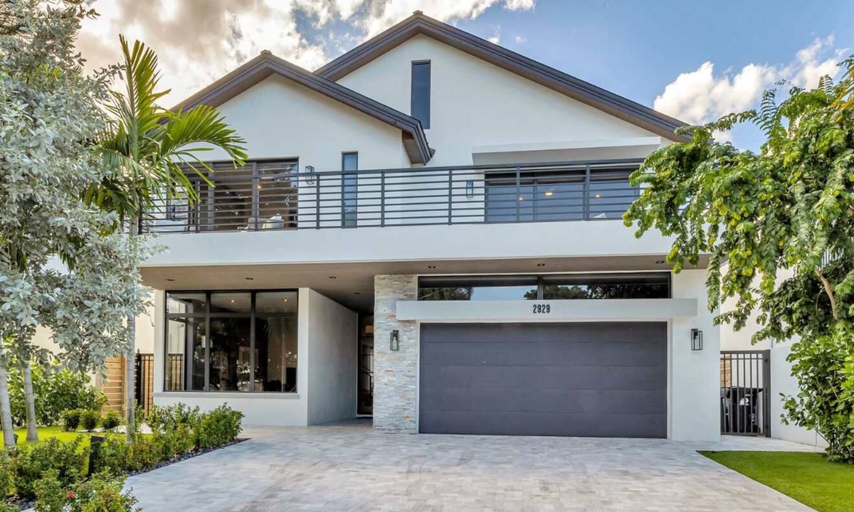 Lauderdale Beach House | LVS Casa La Playa- 5 Beds, Walk 2 Beach with Heated Salt Pool