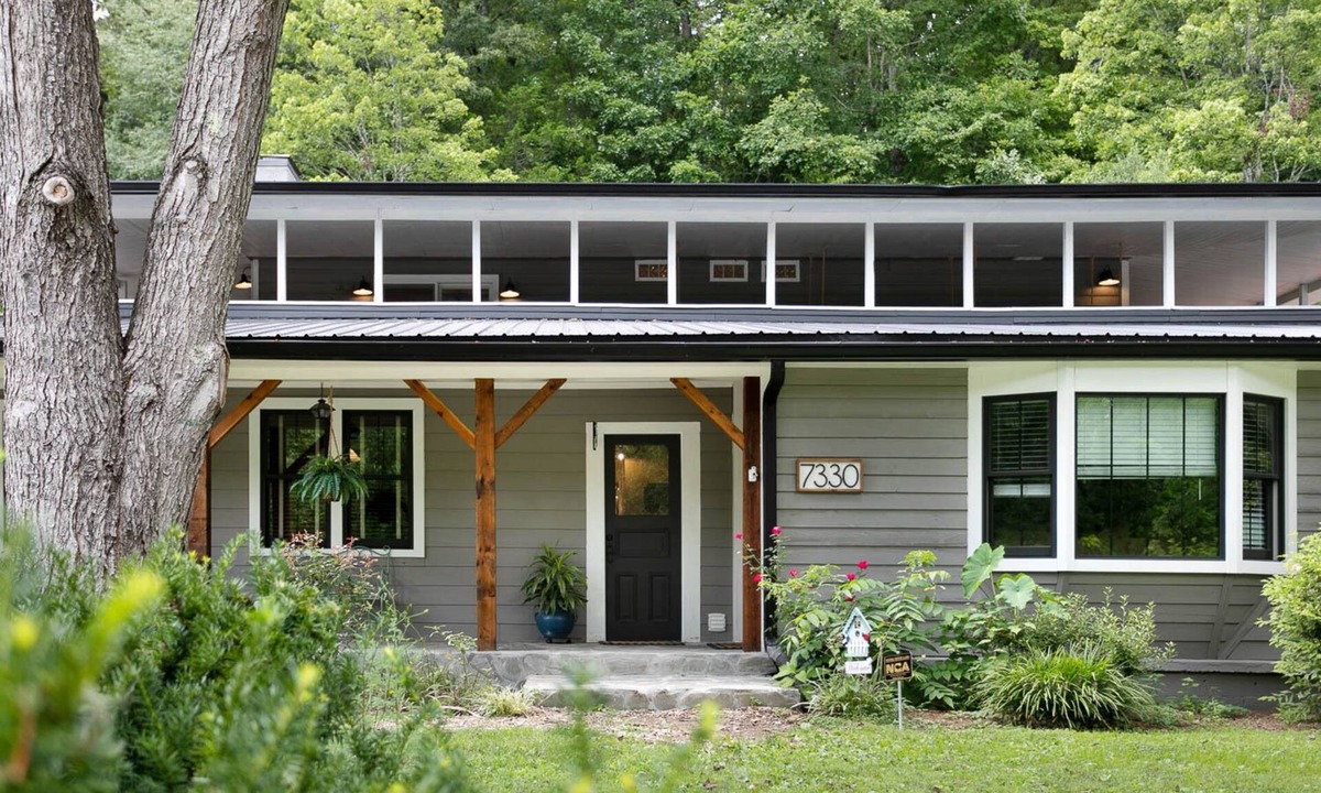 Fairview House | Lyric Retreat at GratiDude Ranch - Sleeps 23 with Pool in Leiper's Fork