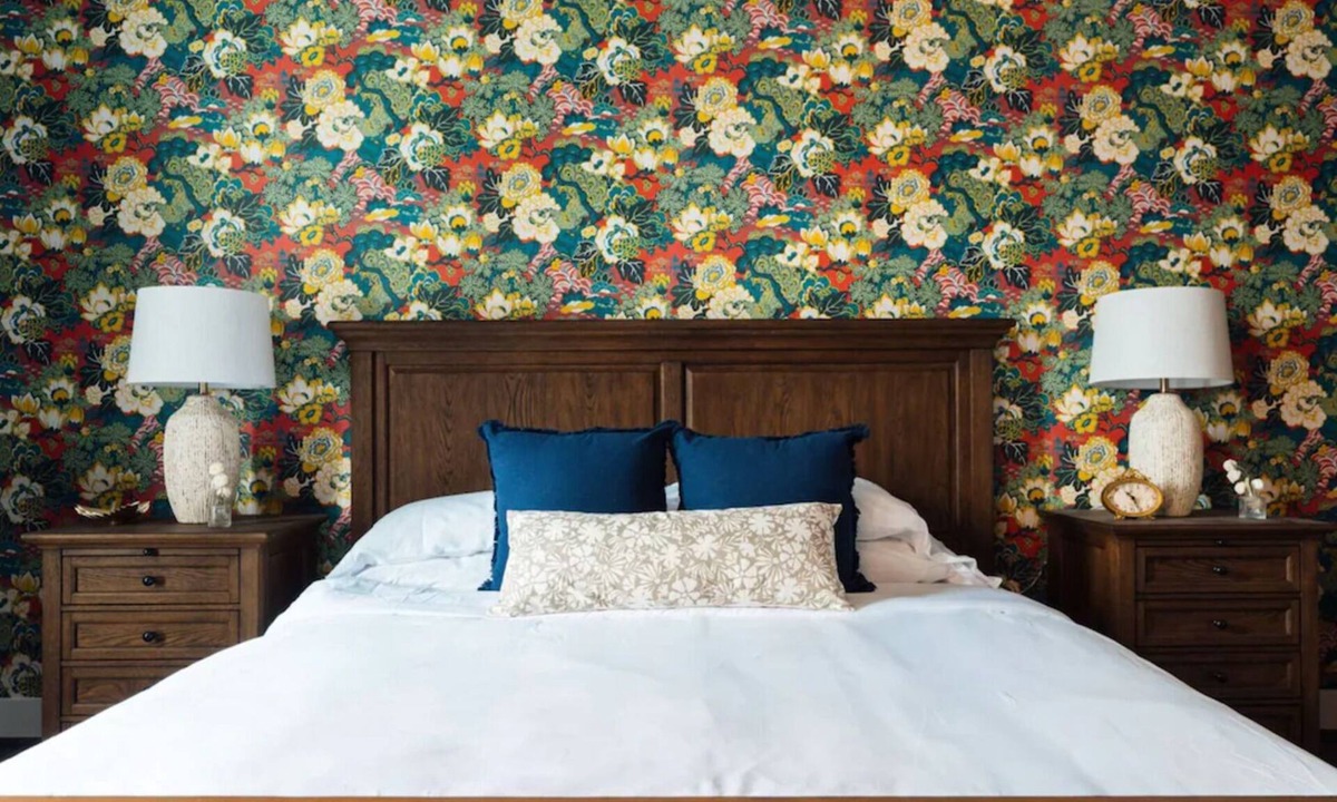 Five Points South Hotel | Madame Lou's Room at The Painted Lady! Pets Allowed, Free Parking!