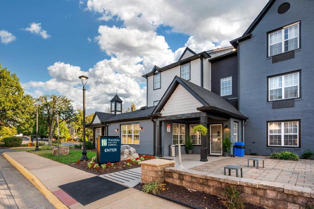 Potomac Falls Hotel | MainStay Suites Sterling near Dulles Town Center