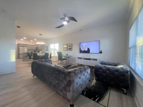 Jeffersonville House | Majesty - Work Friendly & Near Downtown