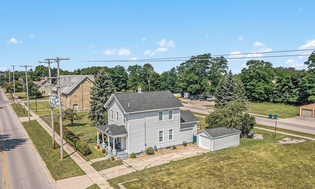 Manistee House | Manistee and Lake Michigan Getaway: Walk to the Beach, Downtown & Riverwalk!