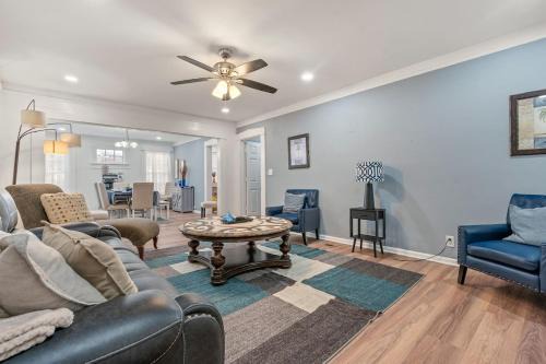 Birmingham Apartment | Mara Retreat-UNIT B- Fire Pit-Patio-Games-Jacuzzi-Ping Pong Table