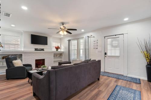 Birmingham House | Mara Retreat with Fire Pit-Grill-Patio-Games-Jacuzzi