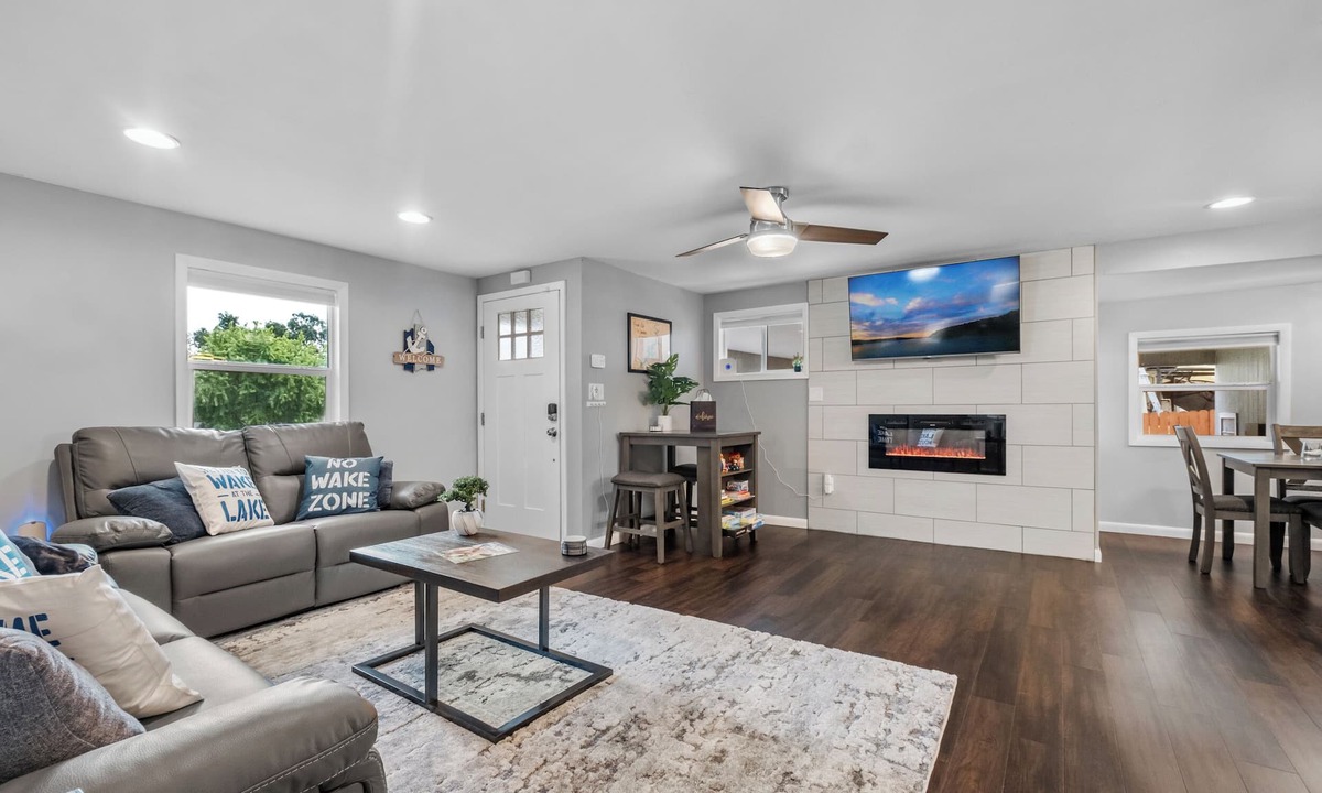 Grove House | Marina Breeze: Lake View > Central To Grove & Grand