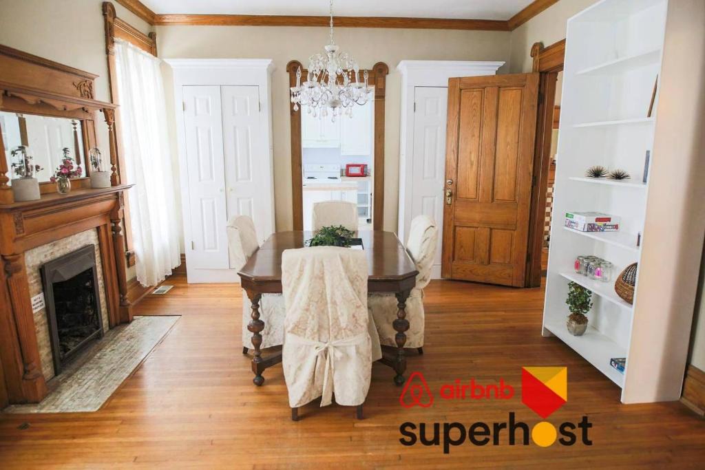 Victorian Village Apartment | Massive Historic 4BD/3BA House near Short North!