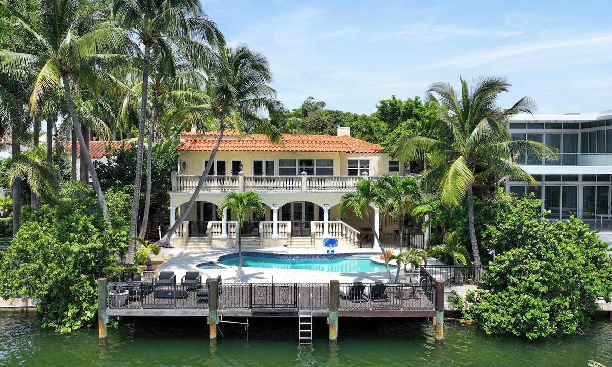 The Roads Apartment | Miami Beach Waterfront Mansion, Pool, BBQ, Gated