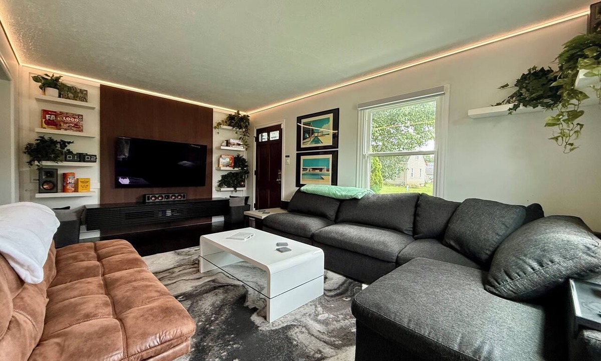 Clarksville House | Mid-Century Modern Home 6 min from Louisville