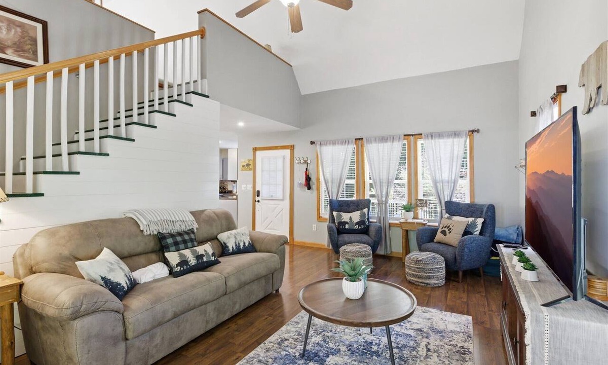 Dandridge House | Middle of Everywhere by Beyond Expectations- Hot Tub, Pond & Smoky Retreat