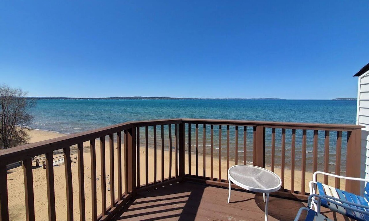 Traverse City Condo | 🌅 Million Dollar Bayview – Direct Beach Access Pool 10 min to Downtown TC ➠ 1995