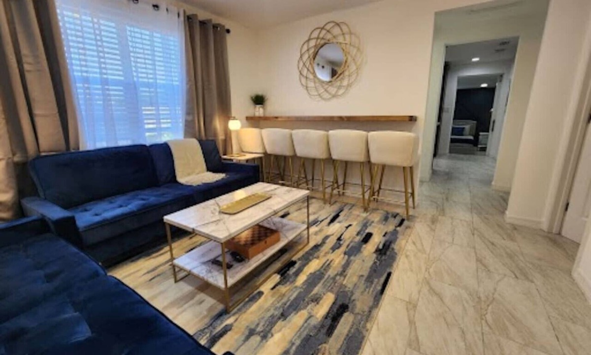 Fairview Shores House | Mills House @WP. Sleeps 11 Renovated. Queen beds