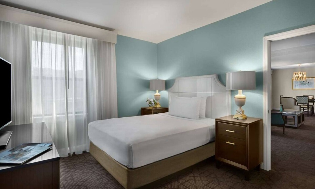 Central West End Apartment | Minutes away from Missouri Botanical Garden! Pets Are Welcome! Parking, Pool!