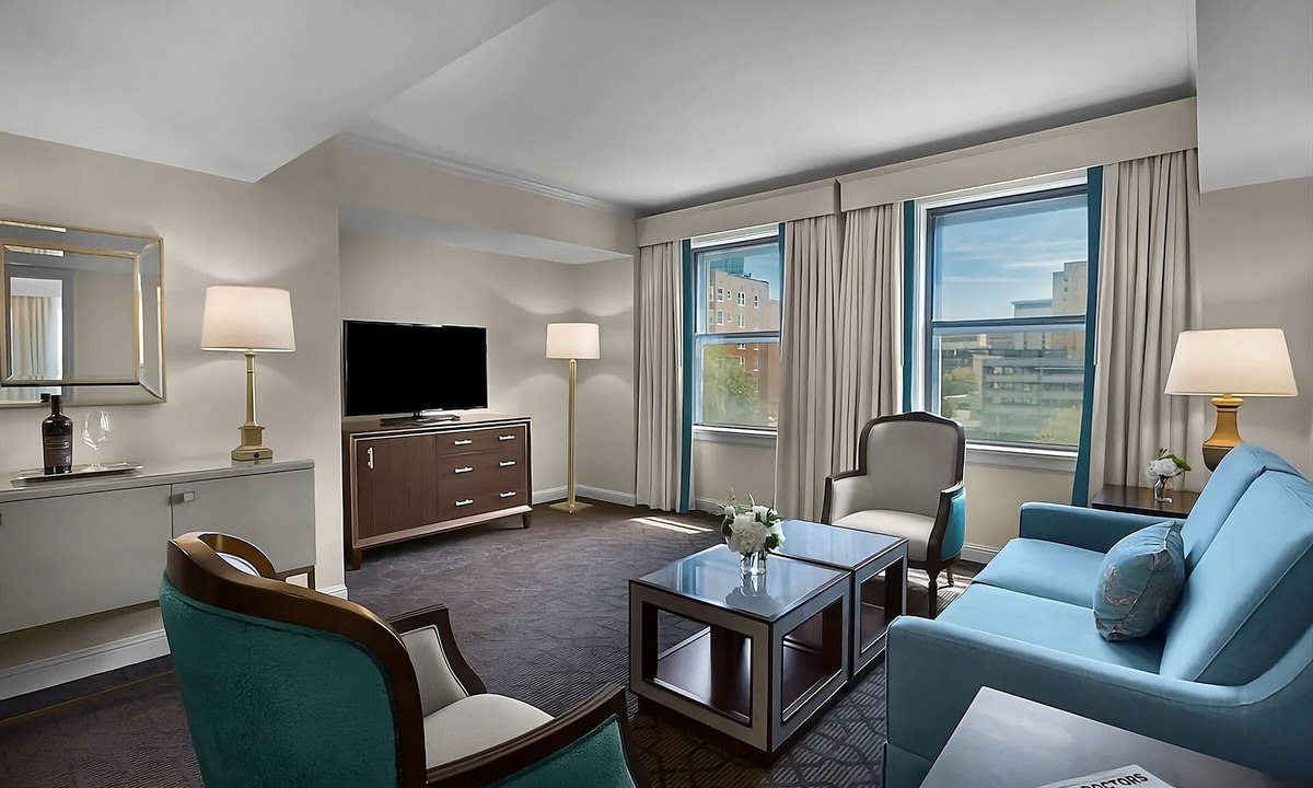 Central West End Apartment | Minutes away from Missouri Botanical Garden! 3 Convenient Spaces! Parking, Pool!