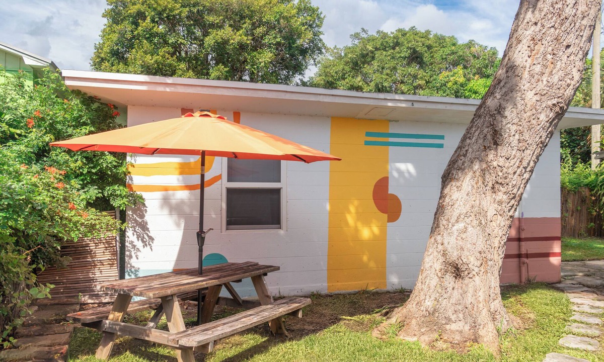 West Palm Beach Cottage | Minutes from Downtown & Beach. Cottage on a Park in a Historic Neighborhood