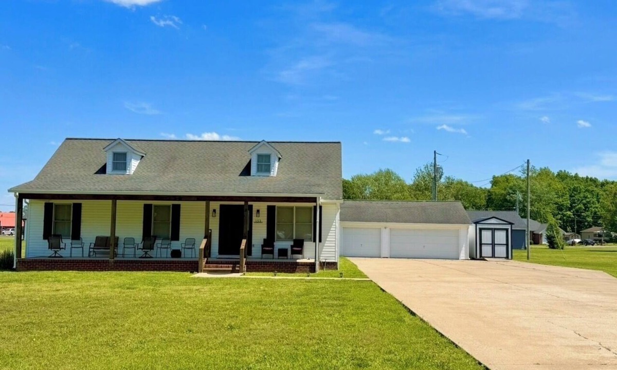 Benton House | Minutes from KY Lake & close to town! Updated, clean, comfy, huge driveway!