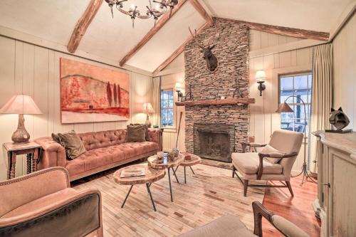 Mirror Lake House | Mirror Lake Cabin ~ 1 Mi to Dtwn Highlands!