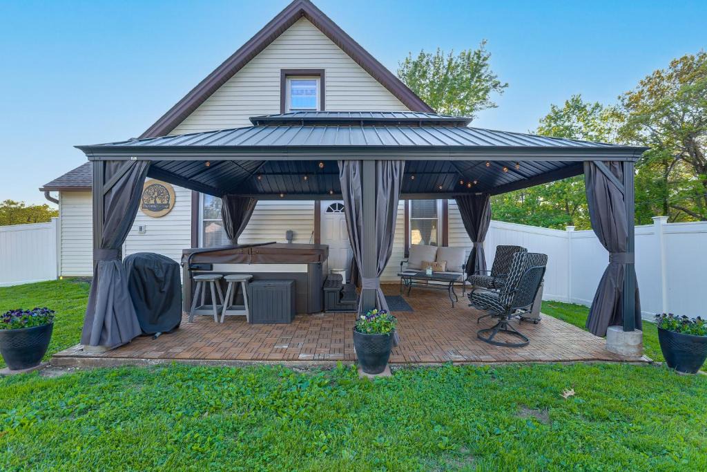 Imperial House | Missouri Wine Country Retreat w/Hot Tub & BBQ