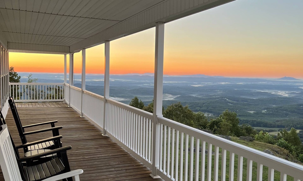 Cana House | Misty Mountain: Breathtaking views, peaceful moments, and fun with loved ones.