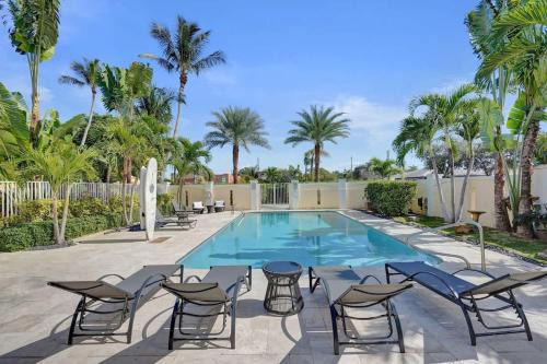 Mango Groves Apartment | Modern 1BR Retreat with Pool at Lake Worth