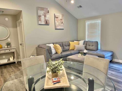 Richmond House | Modern 2bd 2ba - Near I75, No Steps, Free Wifi