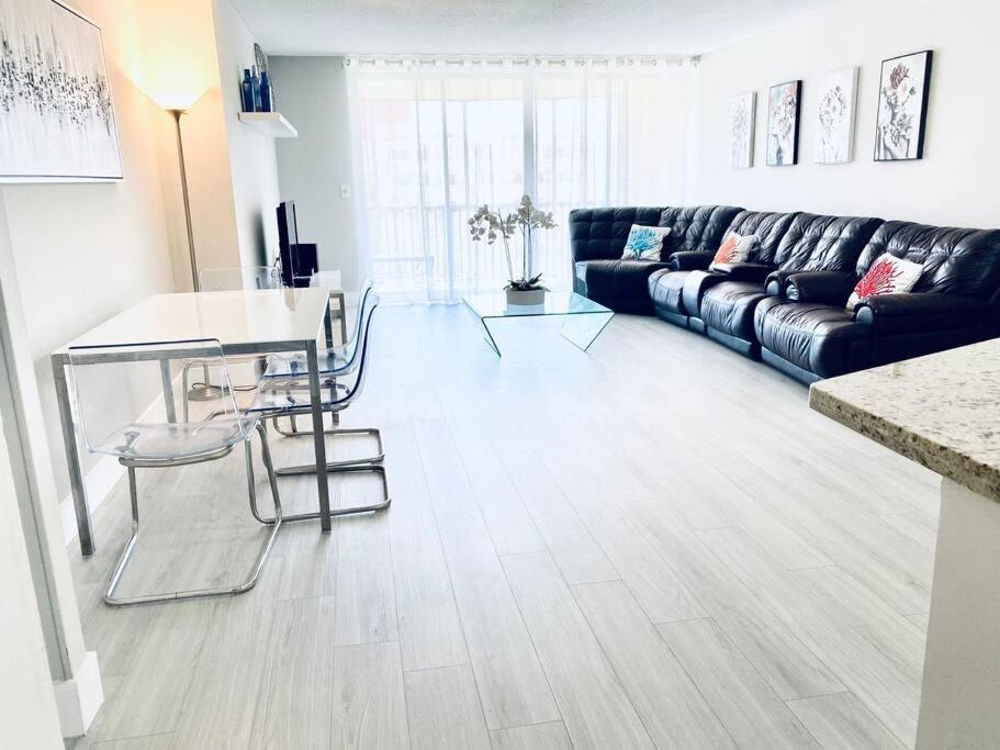 North Miami Beach Apartment | MODERN 2BR 2BA CONDO near AVENTURA! Wi-Fi! Parking