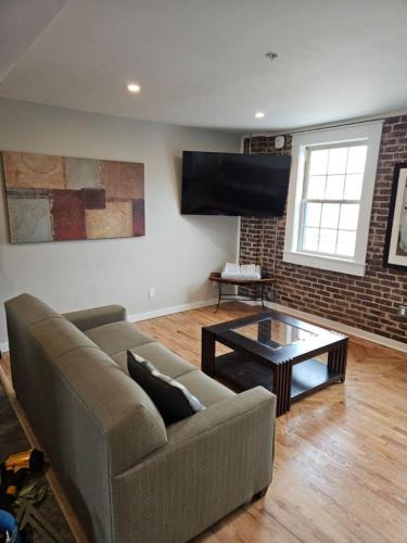 Maryville Apartment | Modern 2BR in Great Location (202)