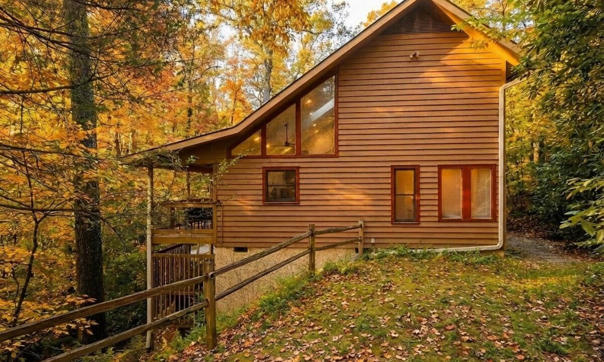 Hemlock Hills Cabin | Modern 3BR Cabin: Hot Tub, Mountain Views, Arts District, Rocky Top Sports World
