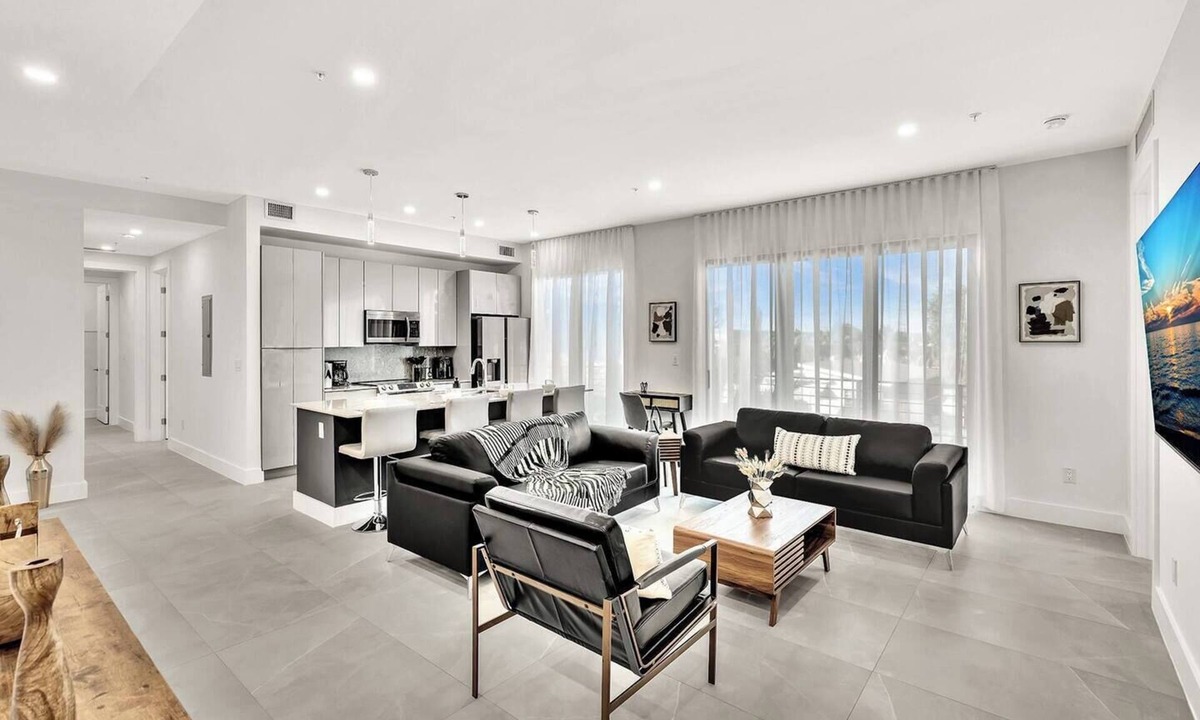 Harbordale Apartment | Modern 3BR Near Las Olas & Beach Roof Top