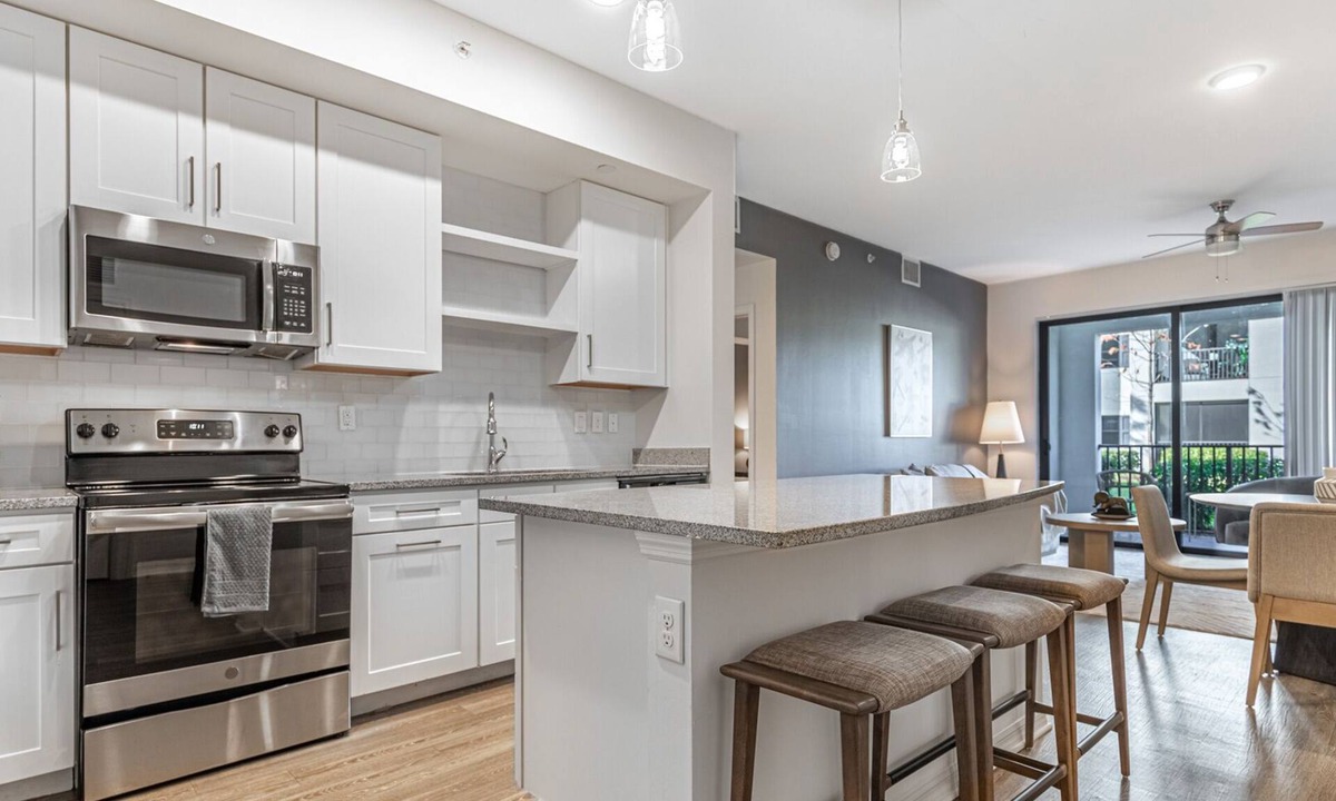 Diplomat Apartment | Modern Apartment in Prime Location (ID8711X57)