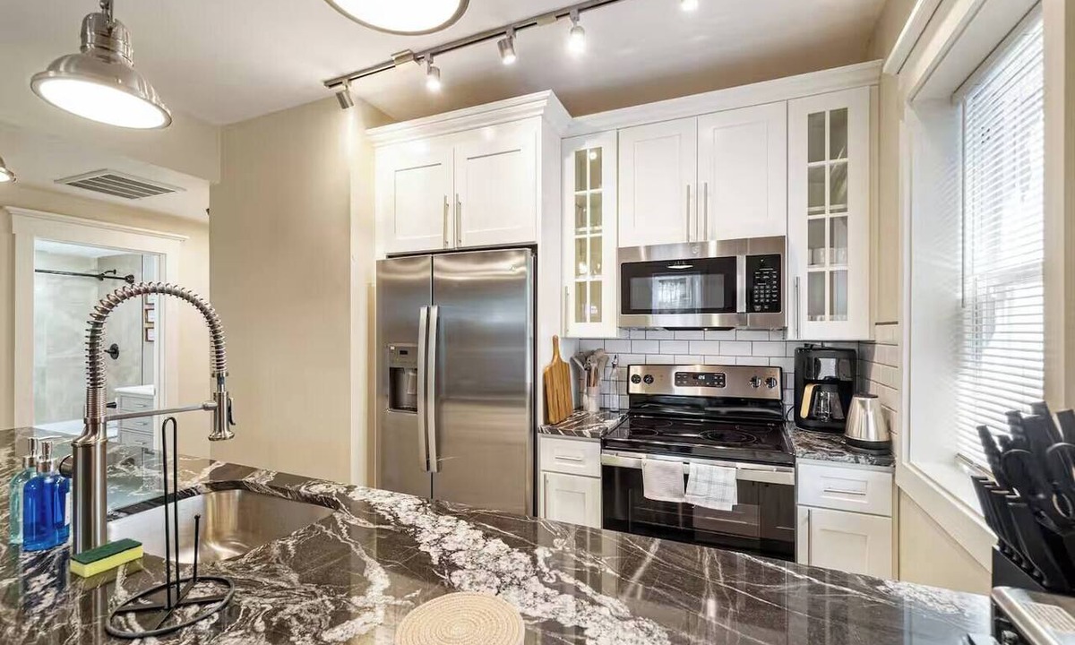 Point Breeze North Apartment | Modern Apt w/Netflix Near Downtown & UPMC