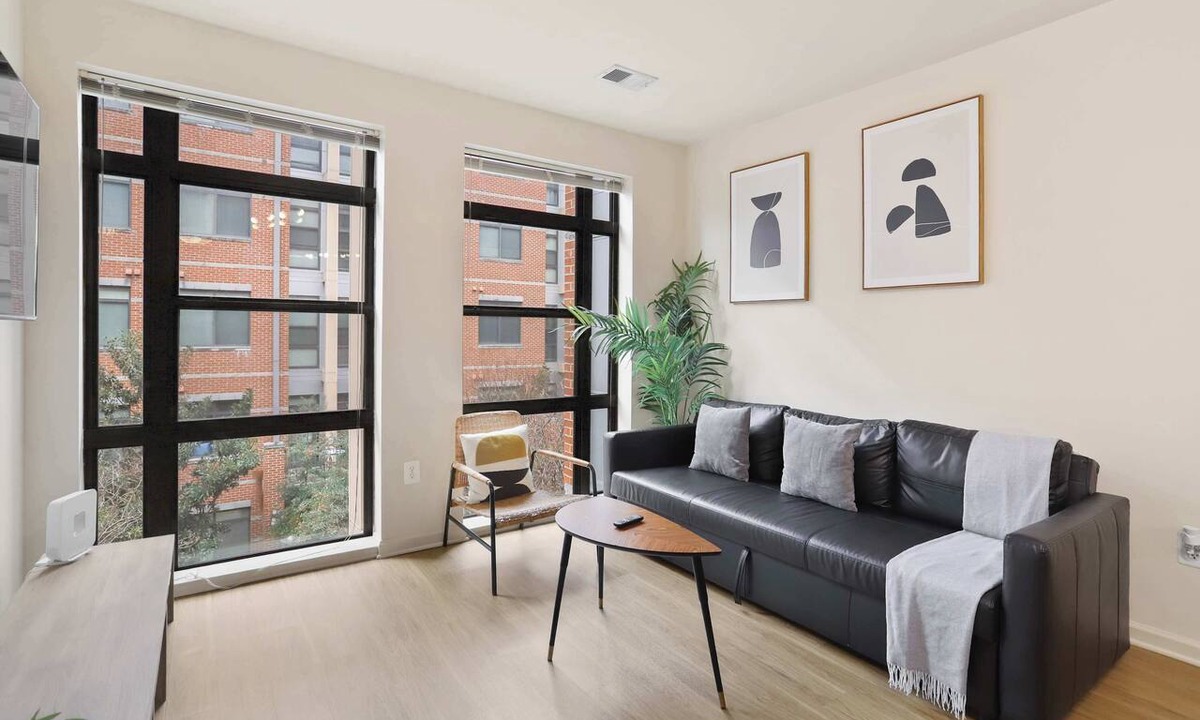 Arlington Apartment | Modern Arlington Apt | Pool Gym | Prime Location