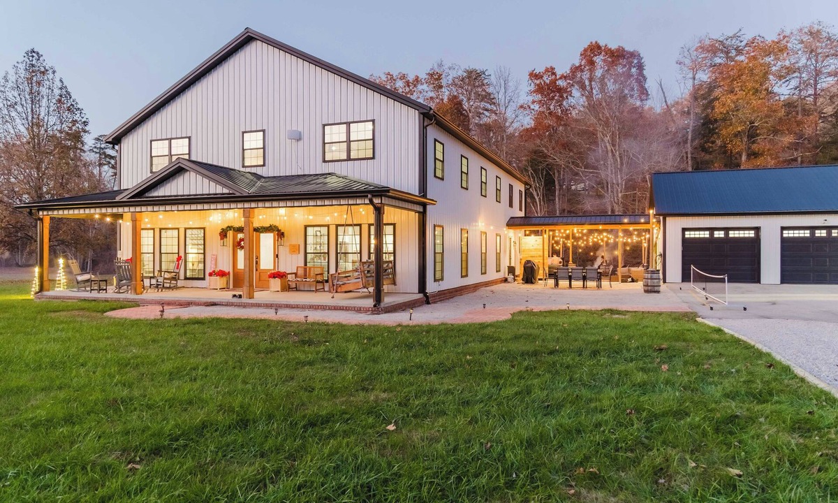 Clay City House | Modern Barndo, Hot Tub, Sauna, Fire Pit, 20 min RRG, Rec Room, Pickleball