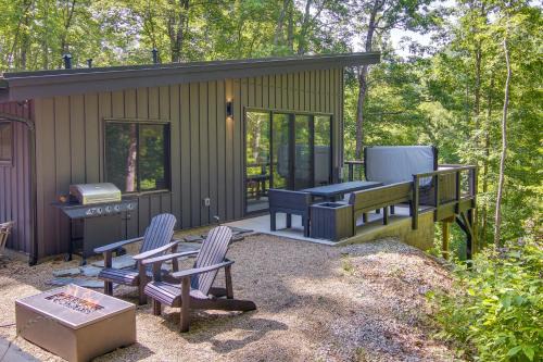 Fairview House | Modern Cabin w/Hot Tub & Fire Pit in Fairview!