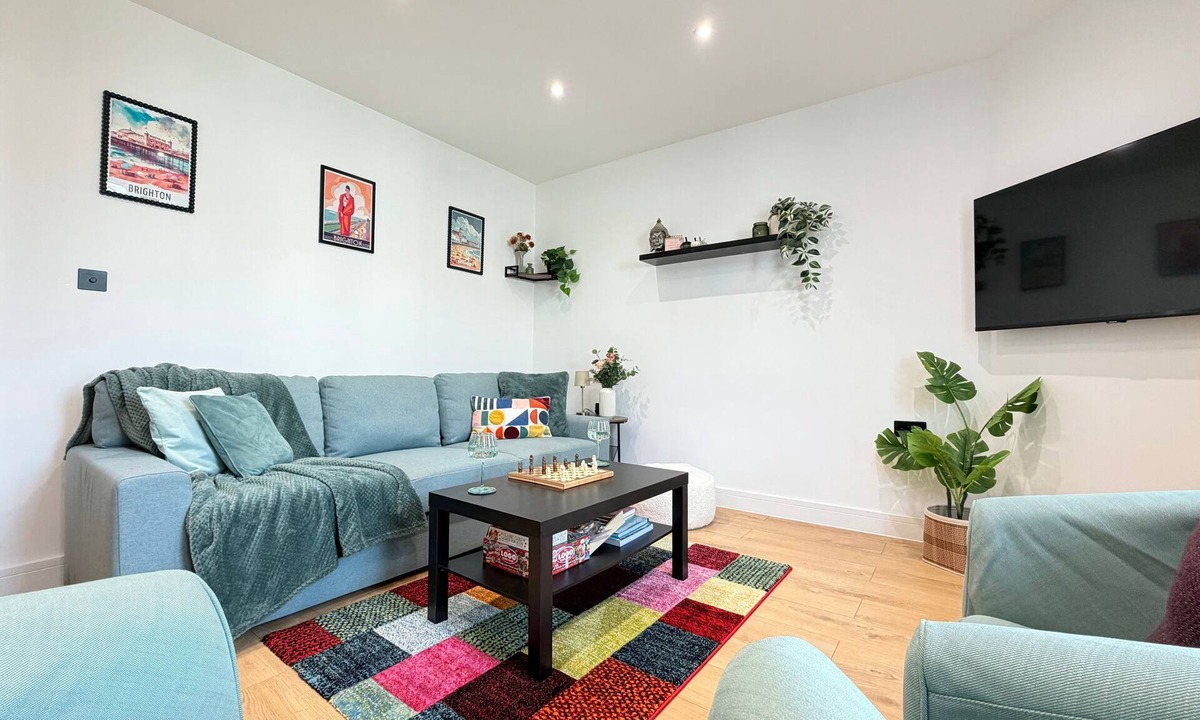 Brighton City Centre Apartment | Modern Central 2BR Sleeps 6 Walk to Station